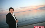 Saint-Gilles de la Reunion . Patrick Bruel sur la plage de l'hermitage à Saint-Gilles(photo imaz press reunion)