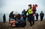 Des migrants secourus en mer arrivent sur une plage de Dungeness, dans le sud-est de l'Angleterre, le 24 novembre 2021