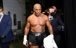 Mike Tyson quitte le ring après avoir obtenu le match nul contre ROy Jones Jr, le 28 novembre 2020 à Los Angeles