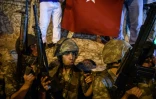 Des soldats turcs sur la place Taksim, Ă Istanbul, le 16 juillet 2016