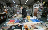 Un homme regarde des ouvrages dans une librairie de Damas, le 26 janvier 2025