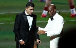 Rodri (G) en béquilles lors de la cérémonie du Ballon d'or 2024 et aidé par l'ancien joueur de football ivoirien Didier Drogba, à Paris, le 28 octobre 2024