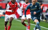 L'attaquant de Reims Mamadou Diakhon (g) et le Marseillais Pol Lirola lors de la victoire rémoise (3-1) en Ligue 1, le 29 mars 2025 au Stade Auguste-Delaune