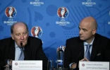 Le N.2 de l'UEFA Gianni Infantino avec le patron de l'Euro-2016 Jacques Lambert à Paris, le 11 décembre 2015