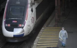 Un membre des équipes médicales marche sur le quai de la gare de Strasbourg, le 26 mars 2020, où un TGV médicalisé va transporter des patients contaminés par le coronavirus vers des hôpitaux des Pays-de-la-Loire, le 26 mars 2020 à Strasbourg