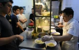 Le restaurant de rue de Singapour Hill Street Tai Hwa Pork Noodle récompensé par une étoile au guide Michelin à Singapour, le 22 juillet 2016
