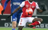 Le défenseur ivoirien de Reims Ghislain Konan (d) devant l'attaquant de Strasbourg Ludovic Ajorque, le 15 décembre 2018 à Reims