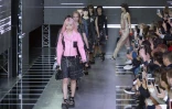 Des mannequins défilent pour Louis Vuitton lors de la présentation de sa collection prêt-à-porter printemps-été 2016, le 7 octobre 2015 à Paris