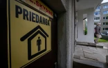 Les autocollants jaunes caractéristiques signalant un abri parsèment désormais Vilnius: on les voit à l'entrée de parkings, d'écoles, de ministères et de caves situées sous les blocs d'immeubles de l'époque soviétique