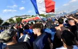 Des supporters fêtent la victoire française en quarts du Mondial sur les Champs-Elysées à Paris, le 6 juillet 2018