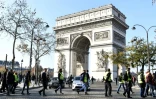 "Gilets jaunes": près de 283.000 manifestants, un mort et 200 blessés sur les barrages
