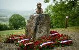 Des gerbes de roses déposées au pied de la statue de l'ex-président socialiste François Mitterrand, le 10 mai 2026 à Château-Chinon, dans la Nièvre  

