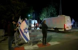 Un convoi transportant les corps de quatre otages israéliens morts pendant leur captivité dans la bande de Gaza arrive à l'Institut médico-légal national de Tel-Aviv, le 27 février 2025