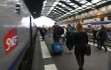 Des voyageurs le 1er juin 2016 gare de Lyon à Paris