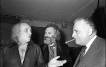 Le chanteur français Léo Ferré (g) parle avec le chanteur Georges Moustaki (c) et Bruno Coquatrix, fondateur de l'Olympia, dans les coulisses de l'Olympia à Paris, le 25 octobre 1972