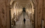 Le gardien Gianni Crea dans un couloir des musées du Vatican, le 13 février 2024