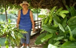 Monica Paheo pose dans un jardin de Rikitea, sur l'île de Mangareva, aux Gambier (Polynésie française), le 21 avril 2021
