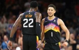 Devin Booker (d) et DeAndre Ayton, les deux meilleurs marqueurs des Phoenix Suns contre les Dallas Mavericks, en demi-finale de Conférence Ouest en NBA le 2 mai 2022 au Footprint Center à Phoenix 