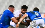 Le trois quarts centre français Jonathan Danty, plaqué par les Italiens Luca Sperandio (g) et Marcello Violi, lors de la Coupe d'Automne des nations, le 28 novembre 2020 u Stade de France à Saint-Denis