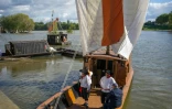 Des marins en costume traditionnel à bord d'un bateau qui participe au plus grand rassemblement de marine fluviale à Orléans, sur la Loire, le 23 septembre 2015