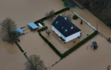Vue aérienne montrant une habitation inondée par la Vilaine dans l'ouest de la France le 27 janvier 2025