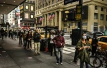 Des New-Yorkais, majoritairement anti-Trump, font la queue pour voter par anticipation à Manhattan, le 24 octobre 2020