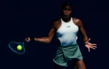 L'Américaine Coco Gauff frappe un retour contre l'Espagnole Paula Badosa en quarts de finale de l'Open d'Australie à Melbourne, le 21 janvier 2025