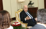 Photo prise sur la page Facebook de la présidence algérienne montrant le président algérien, Abdelmadjid Tebboune s'adresser à l'ambassadeur de France en Algérie, Stéphane Romatet, à Alger, le 9 mai 2026