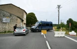 Des gendarmes bloquent une route menant au site où des recherches sont menées pour retrouver le corps de Delphine Aussaguel, disparue en décembre 2020, à Villeneuve-sur-Vère, le 16 juillet 2026 dans le Tarn