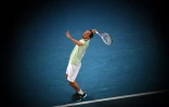Daniil Medvedev au service contre Stefanos Tsitsipas à Melbourne, le 28 janvier 2022 