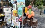 Jack Reichenbach, un habitant de Key West de 67 ans vend des peintures à l'aquarelle, le 30 août 2020 
