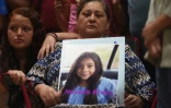 Une femme tient la photo de Nevaeh Bravo, une des jeunes victimes du massacre dans une école à Uvalde, au Texas, lors d'une veillée le 25 mai 2022