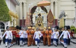 Le roi de Thaïlande Maha Vajiralongkorn assis sur le palaquin royal après la cérémonie de son couronnement, le 4 mai 2019 à Bangkok