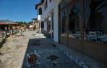 Un hôtel saccagé par des habitants du village d'Arnissa, le 8 mai 2020 en Grèce