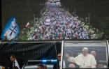 Le pape François salue la foule à son arrivée au sacntuaire marial de Czestochowa, le 28 juillet 2016 en Pologne