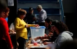 Une femme vote lors d'un référendum au Chili sur une nouvelle Constitution en remplacement de celle en vigueur depuis la dictature d'Augusto Pinochet, le 17 décembre 2023 à Santiago