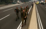 Soldats israéliens déployés sur une autoroute près de Bet Shemesh, dans le centre d'Israël, le 30 avril 2025