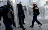 Un manifestant fait face aux policiers à Tirana, le 17 octobre 2026 en Albanie