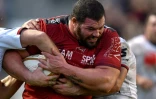 Le pilier de Toulon Marcel Van der Merwe tente de conserver le ballon contre Lyon à Mayol, le 22 décembre 2018