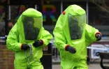 Des agents des services d'urgence près du banc où ont été retrouvés inanimés Sergueï Skripal et sa fille à Salisbury, le 8 mars 2018