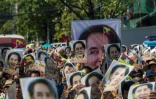 Des Birmans manifestent leur soutien à leur dirigeante Aung San Suu Kyi à Rangoun le 10 décembre 2019