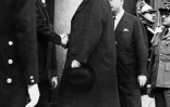 Le président français Charles de Gaulle (à gauche) et le chancelier allemand Konrad Adenauer à l'Elysée, le 21 janvier 1963