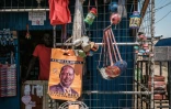 Le visage de Raila Odinga, candidat à la présidentielle au Kénya, imprimé sur un sac dans une échoppe, le 11 août 2022 à Kisumu 