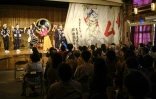 La troupe Kodo lors d'un spectacle de taiko, le 7 mai 2022 sur l'île de Sado, au Japon