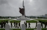 Des militaires nord-coréennes se recueillent dans le cimetière de Pyongyang dédié aux soldats tués pendant la guerre de Corée.