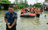 RescuDes secouristes évacuent des habitants à bord d'un bateau pneumatique lors des inondations à Medan, dans le nord de Sumatra, le 28 novembre 2025 en Indonésie