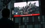 Un écran extérieur montre un reportage sur les exercices militaires de la Chine autour de Taïwan, à Pékin, le 23 mai 2024