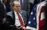 Bob Dole rend hommage à l'ex-président George H.W. Bush sous la coupole du Capitole, à Washington, le 4 décembre 2018
