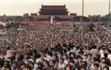 Des centaines d'étudiants rassemblés place Tiananmen autour de la statue "Déesse de la Démocratie", le 2 juin 1989 à Pékin