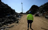 Un employé sur le chantier Galloo de démantèlement de bateaux à Gand, en Belgique, le 29 avril 2025